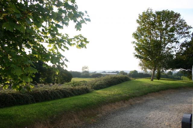 Het kanton Lessay maakt onderdeel uit van het departement Coutances en staat bekend om haar historische overblijfselen. Het land wordt beheerst door de loop van de rivier L�Ay en vormt een deel van het Nationale Park: �Parc Naturel R�gional des Marais du Cotentin du Bessin.